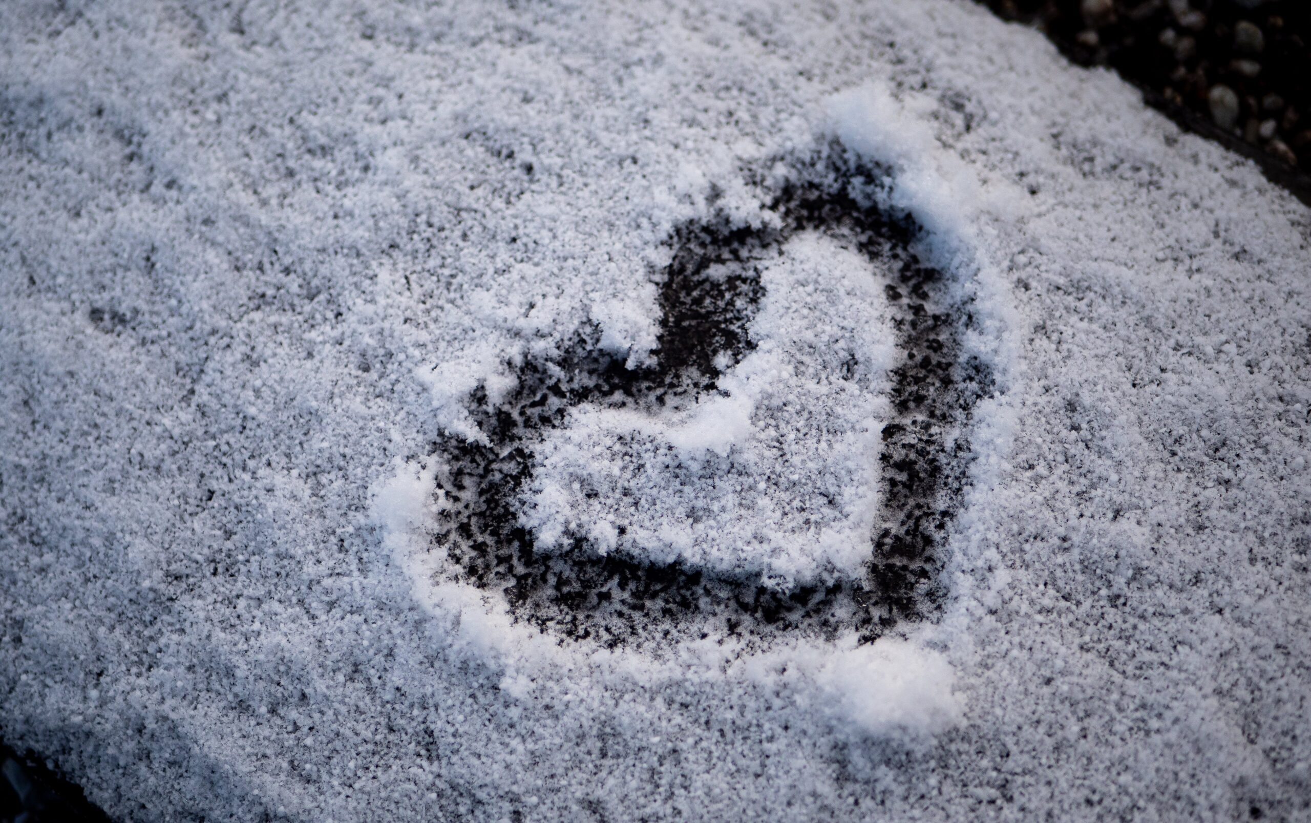 Illustration article coups de cœur de décembre. Un coeur dessiné dans la neige